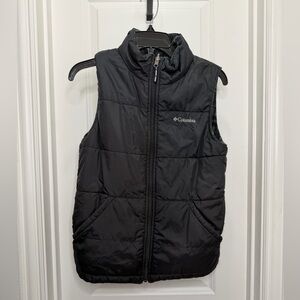 Columbia black Puffer Vest on Youth Size Large can fit women’s small